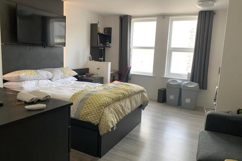 Studio to rent, 84-86 Derrys Villa, Flat 8