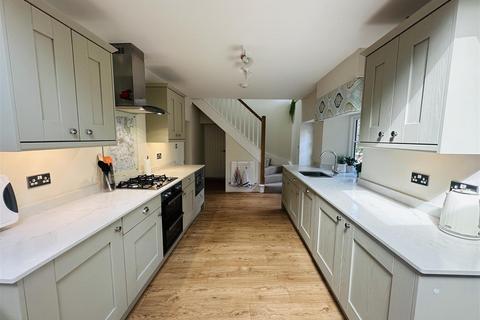 3 bedroom detached house to rent, West Street, Somerton, TA11