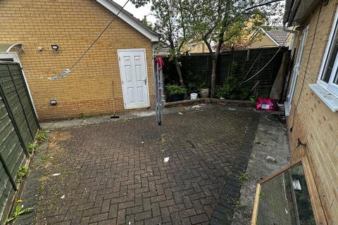 1 bedroom in a house share to rent, Spacious Room in Friendly Shared House – All Bills Included - LU4