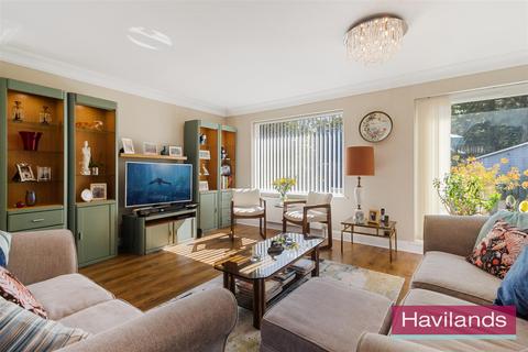 3 bedroom bungalow for sale, Maplin Close, London