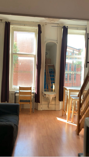 Studio to rent, Oakfield Avenue, Glasgow G12