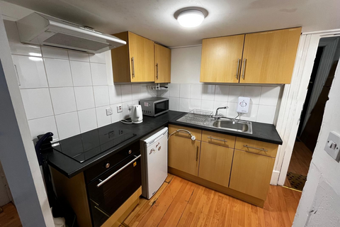 Studio to rent, Oakfield Avenue, Glasgow G12