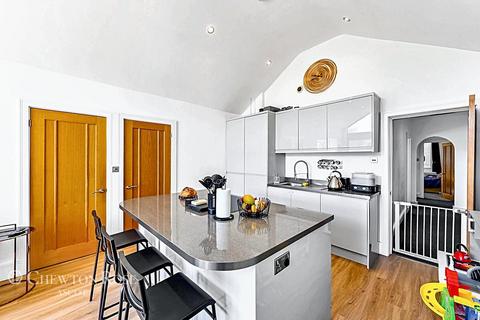 2 bedroom detached bungalow for sale, Locks Ride, ASCOT