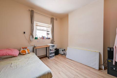 Studio for sale, Park Lane, Tottenham, London, N17
