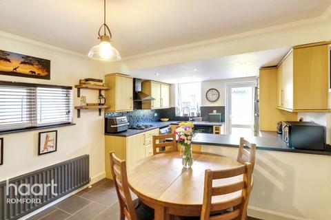 2 bedroom detached house for sale, Lilliput Road, Romford, RM7 0BJ