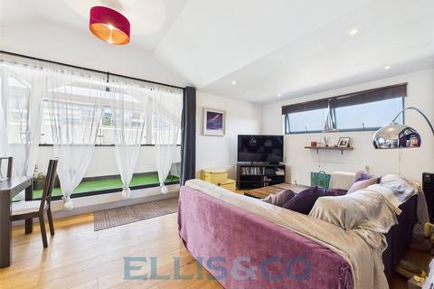 2 bedroom penthouse for sale, Lyons Crescent, Tonbridge, Kent, TN9