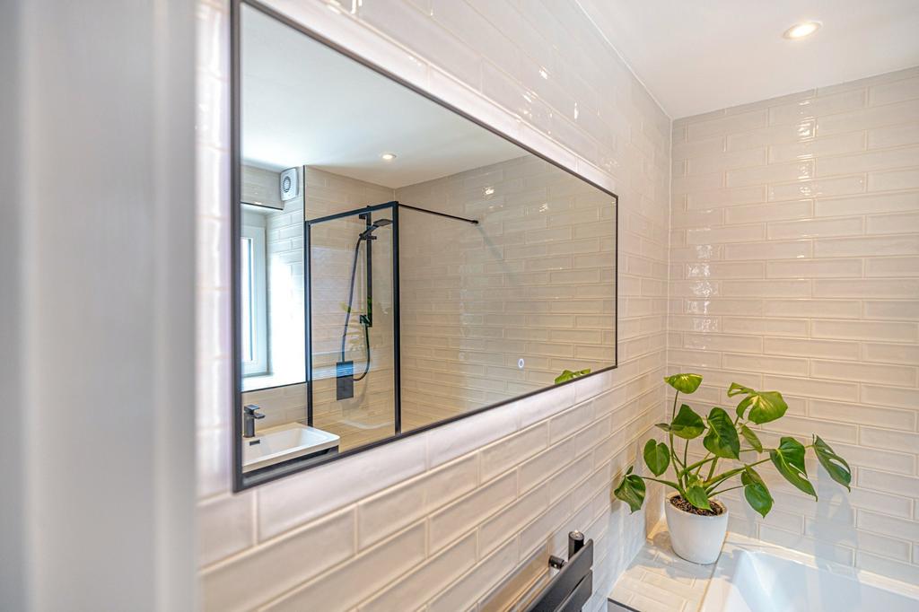 Main Bathroom (2nd)
