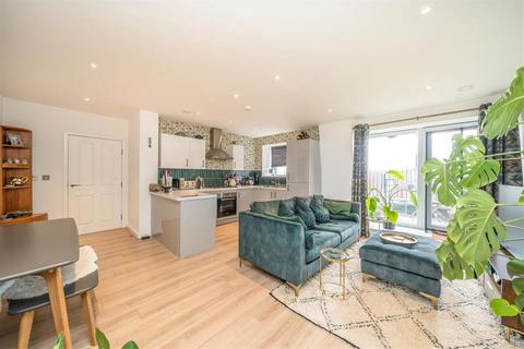 3 bedroom flat to rent, Brumwell Avenue, London SE18