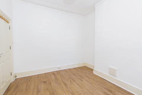 2 bedroom flat to rent, Warren Road, Leyton