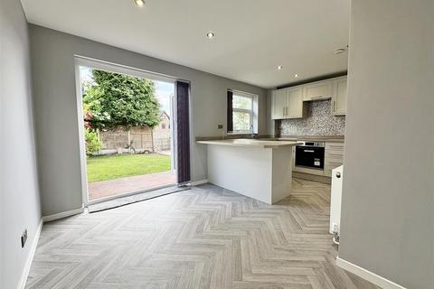 3 bedroom detached house to rent, 70 Bellencroft Gardens, Castlecroft