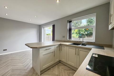 3 bedroom detached house to rent, 70 Bellencroft Gardens, Castlecroft