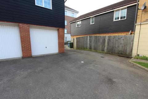 2 bedroom terraced house to rent, Amethyst Drive, Sittingbourne