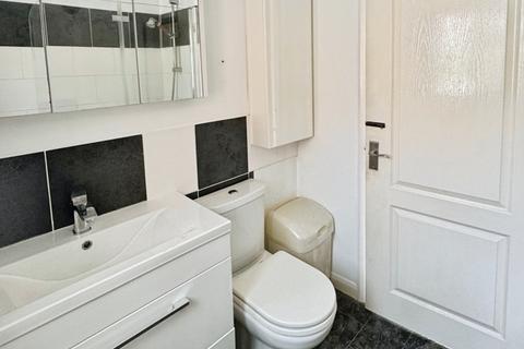 2 bedroom flat to rent, Thorold Road Chatham ME5