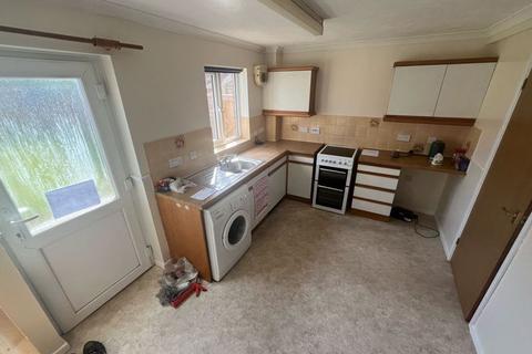 2 bedroom end of terrace house to rent, Honeysuckle Close, Bristol