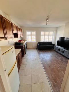 2 bedroom flat to rent, High Street, Kent, BR7