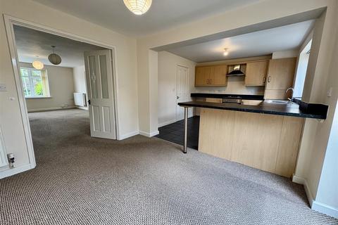3 bedroom detached house to rent, 36 Bramstead Avenue, Compton