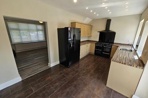 3 bedroom semi-detached house to rent, South Avenue, Kearsley, Bolton