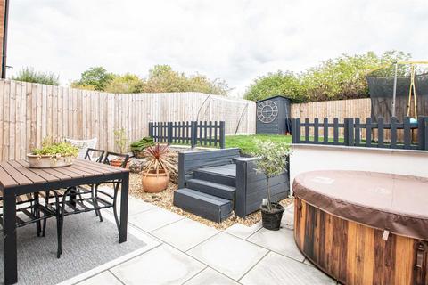 3 bedroom detached house to rent, Hexham Gardens, Bletchley