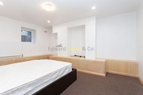 3 bedroom flat to rent, Alvington Crescent, London E8
