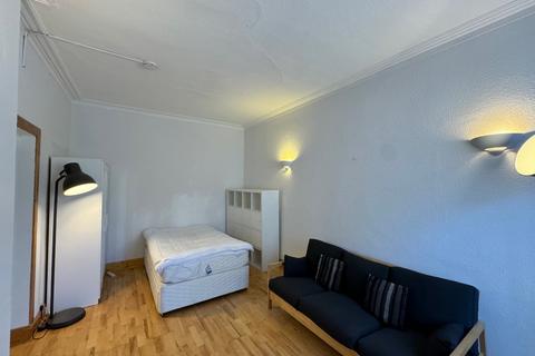 Studio to rent, Great King Street, New Town, Edinburgh, EH3