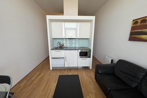 Studio to rent, Abito, Salford