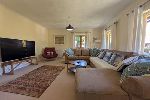 3 bedroom apartment to rent, Larch Close, Chichester