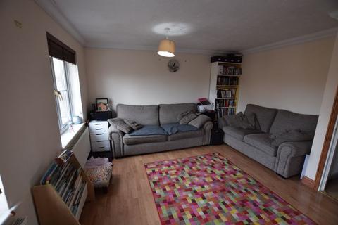 4 bedroom terraced house to rent, Acorn Way, Bedford