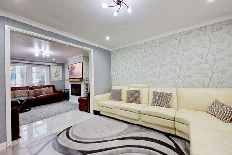 4 bedroom semi-detached house to rent, Talbot Avenue, Slough SL3