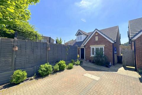 3 bedroom house to rent, Seamons Close, Dunstable, LU6 3EQ