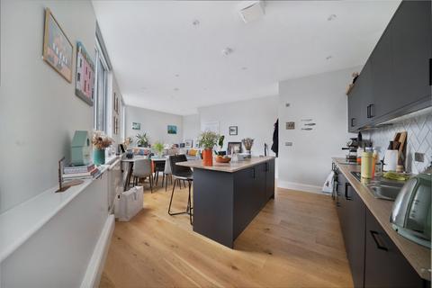 2 bedroom flat to rent, Haggerston Road, London