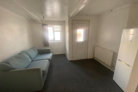 2 bedroom detached house to rent, Letchworth Road, Luton LU3
