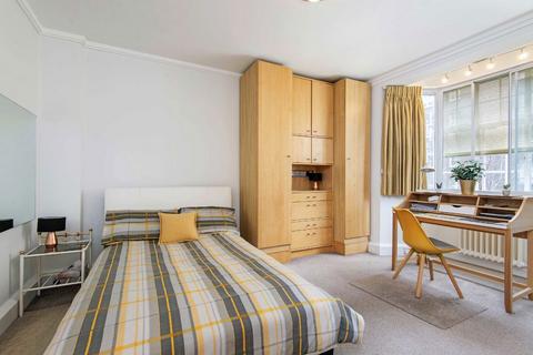 Studio to rent, Woburn Place, London WC1H