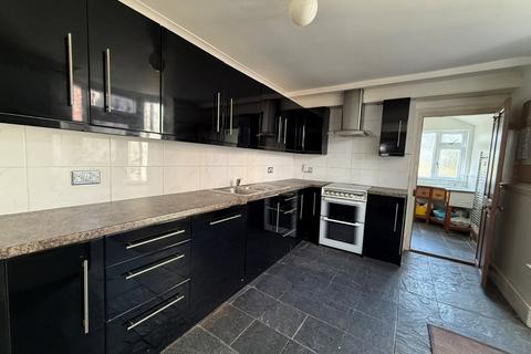 3 bedroom end of terrace house to rent, Clive Road, Hampshire PO1