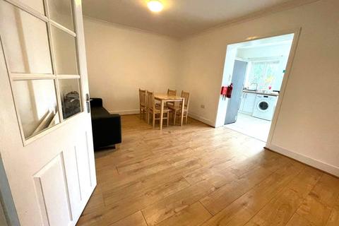 1 bedroom in a house share to rent, Moremead Road, London, SE6