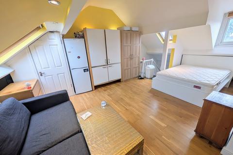 Studio to rent, Caerau Road, Newport,
