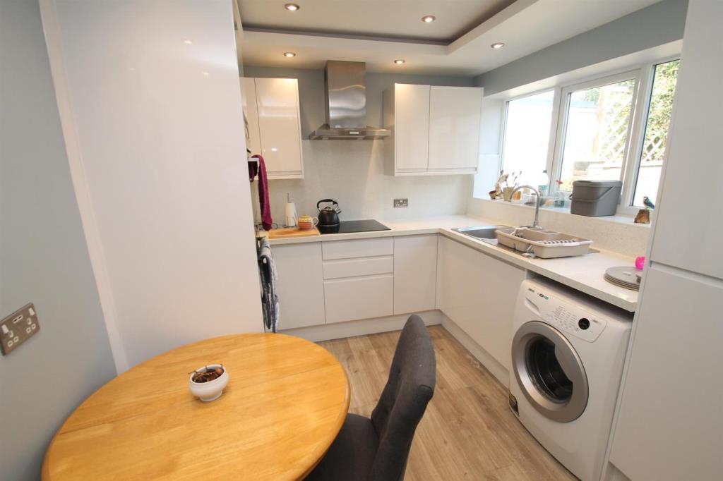 Fitted kitchen with dining table