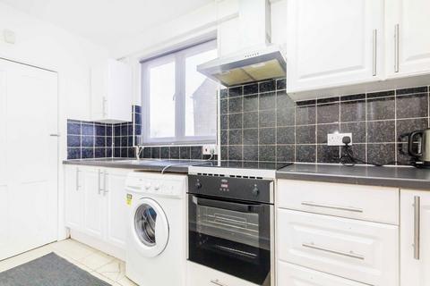 Studio to rent, Finchley Road, London NW11