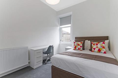 2 bedroom flat to rent, Lyndhurst Gardens, North Kelvinside, Glasgow, G20