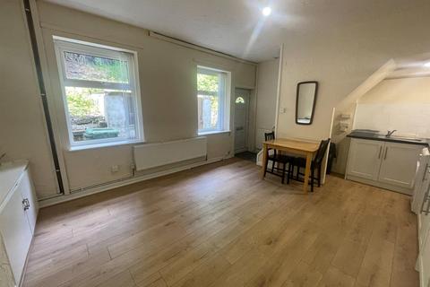 1 bedroom end of terrace house to rent, Lowergate, Paddock, Huddersfield