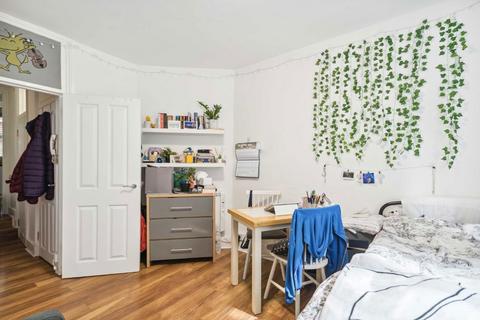 Studio to rent, Sandwich Street, London WC1H