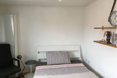 1 bedroom in a house share to rent, Foxglove Path, London SE28