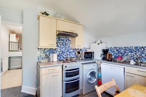 2 bedroom flat to rent, Gilbey Road, Tooting Broadway, London, SW17