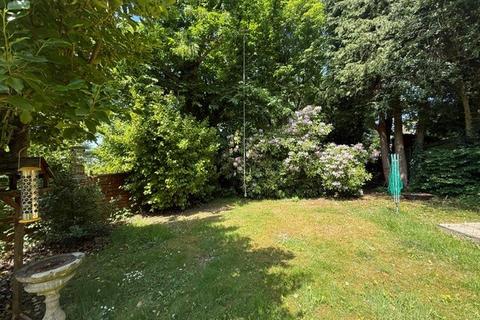 2 bedroom detached house to rent, Barnes Road, Bitterne, Southampton SO19