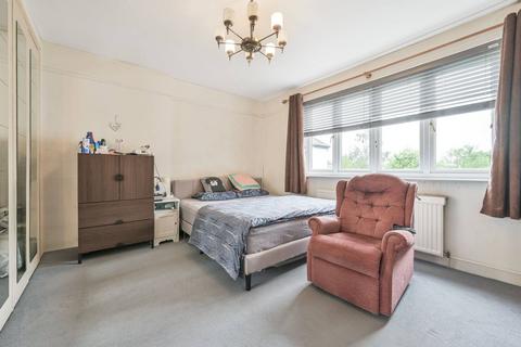 3 bedroom flat to rent, Finchley Road, Golders Green, London, NW11