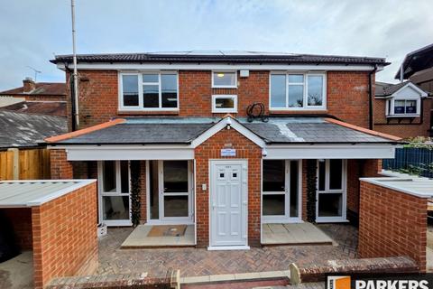 Studio to rent, 22-24 Commercial Road, Totton