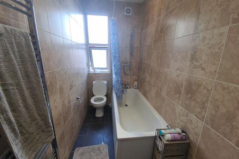 4 bedroom house to rent, Hessle View, Leeds LS6