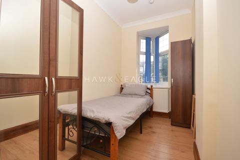1 bedroom in a house share to rent, Eastern Avenue, Ilford, Essex. IG4