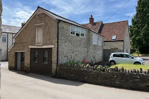 Manor Road, Mere