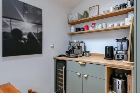 3 bedroom maisonette to rent, Collingbourne Road, W12