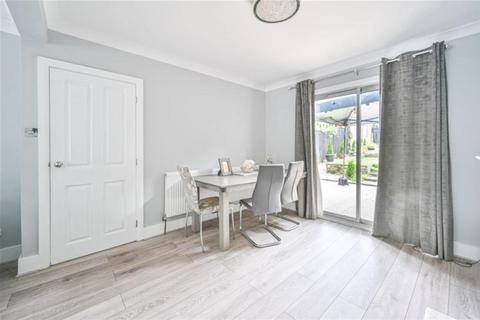 3 bedroom terraced house to rent, Avondale Avenue, East Barnet